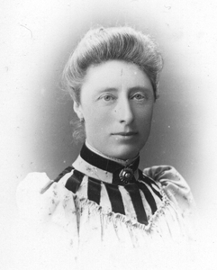 Old photograph of a female sitter.