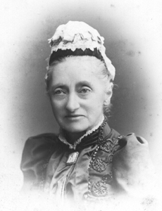 Old photograph of a female sitter.