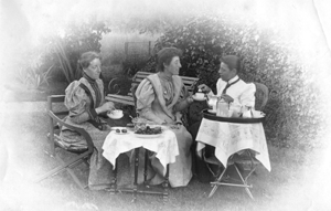 Old photograph of a female sitter.