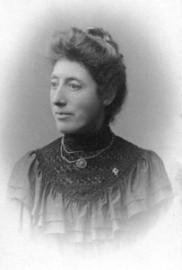 Old photograph of a female sitter.
